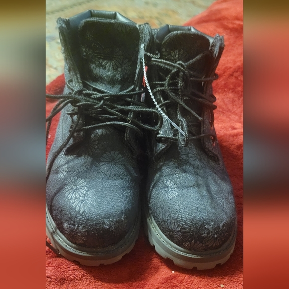 Girls Timberland 6 Inch Classic Black Floral Boots - Picture 4 of 9